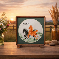 Silkvivre – Tableau décoratif carré en soie brodée à la main, motif deux chevaux au galop, décoration équestre de luxe pour la maison