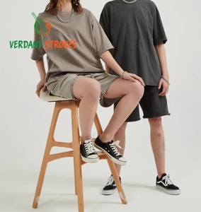Traques vertes. Shorts de mode pour hommes 100% coton personnalisés avec finition délavée à la pierre et au sel - Product Image 4