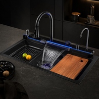 Évier de cuisine moderne noir avec robinet cascade extractible, lave-tasses, planche à découper et panier inclus