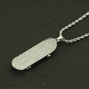 Collier pendentif géométrique en forme de trottinette, style hip-hop, design unique, très tendance, pour hommes, bijoux de mode, vente en gros - Product Image 2