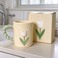 Mug Keramik Hijau Sage Kustom dengan Bunga Putih Timbul, Bagian Tengah Kuning, Daun Hijau, Gagang Terjalin, Logo OEM Kustom, Perlengkapan Minum
