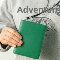 Portefeuille de voyage en cuir vegan pour passeport, porte-cartes avec emplacements pour cartes SIM et SD, sangle de poignet, fermeture à bouton-pression, idéal pour les voyages, cadeau pour hommes et femmes