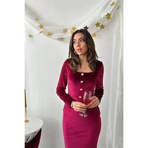 ชุดราตรีเดรสยาวสีแดงเบอร์กันดี ผ้ากำมะหยี่ ทรงเอไลน์ สำหรับงานเลี้ยงหรืองานพิธีการ พร้อมชายกระโปรงระบาย - Product Image 3