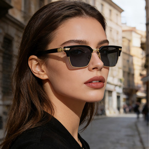 Gafas de Sol Retro con Marco Cuadrado, Unisex, Lentes Negros de PC con Protección UV400, Marco de Plástico y Metal, ZS-98123 - Product Image 4