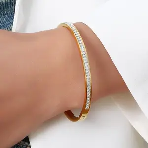 Gelang baja tahan karat berlapis emas 18k gelang untuk wanita gelang serbaguna fashion kasual grosir kustom untuk wanita