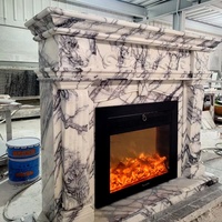 Cheminée en marbre lilas sculpté à la main, design moderne et luxueux, entièrement entourée de pierre naturelle pour la décoration intérieure.