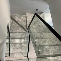 Escalier compact en marbre gris foncé avec veines blanches, escalier droit avec rampe en verre pour petite maison, appartement et villa