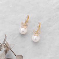 Boucles d'oreilles créoles huggie avec nœud et perle pendante, en laiton plaqué or 14K, pavé de zircone cubique taille baguette, délicates et élégantes, sans nickel, personnalisables OEM
