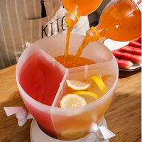 Un pichet de 5 L/169 oz capable de contenir trois types de boissons, se tourne à 360 degrés, avec un design minimaliste et élégant