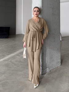 Ensemble coordonné ODM taupe, haut peplum à col en V et pantalon à ourlet fendu, vêtements de détente islamiques modernes en polyester, coupe ample - Product Image 5