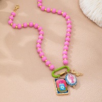 Collier artisanal Haomi pour l'été, avec pendentif coloré en forme de petit poisson, étoile de mer, coquillage et poisson tropical, orné de perles