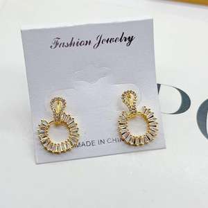 Collar colgante redondo chapado en oro de 18 quilates de lujo con cadena de eslabones Diseño de conjunto de joyería de moda - Product Image 3