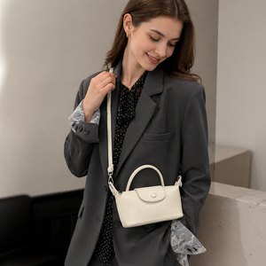 Sac bandoulière matelassé mini de luxe imperméable avec lettres, nouvelle collection 2025, pour femme, été-automne, vente en gros - Product Image 1