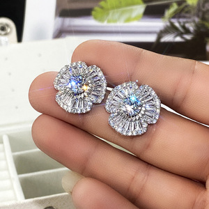 Orecchini a perno con camelia in zirconi pavé, stile lusso leggero francese, gioielli floreali dolci e versatili - Product Image 1