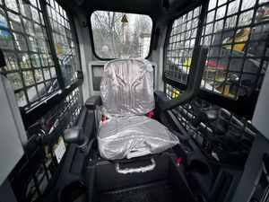 Chargeuse sur chenilles de marque réputée 50 kW XC7-TR08, petite chargeuse compacte sur chenilles de 1 tonne de charge utile avec lame à neige, balai angulaire et tarière. - Product Image 4