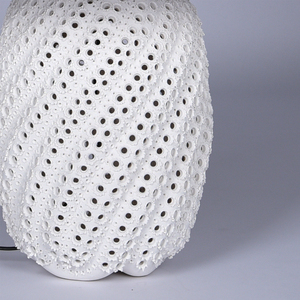 Lampe de table LED artisanale en céramique écologique avec abat-jour en tissu de lin, design moderne style ferme pour salon et chambre à coucher - Product Image 6