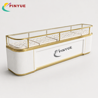 Vitrine sur pied en bois sur mesure avec verre trempé, éclairage intégré, logo et panneau à lattes – Meuble de présentation commercial pour magasin