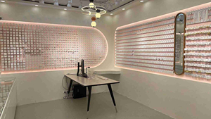 Pendientes Personalizados de Oro de 18K con Placa Plana sin Rosca y Perno Plano para Labret, Labio o Cartílago - Product Image 4