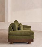 Canapé en tissu personnalisé avec base en bois massif, style Wabi Sabi, profil bas, revêtement en lin texturé olive, canapé design pour salon
