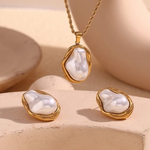 Collier en acier inoxydable personnalisé de luxe, pendentif élégant en perle d'eau douce plaqué or 18 carats, bijoux pour femmes - Product Image 4