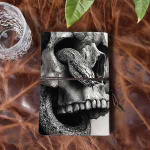 Cuaderno A6 con colgante decorativo Regalo de incorporación perfecto para nuevos empleados para darles la bienvenida con calavera y serpiente en espiral Printe - Product Image 3