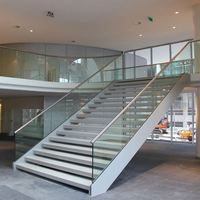 Balustrade d'escalier extérieure avec verre extra clair de 12 mm et main courante décalée pour maison