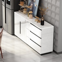 Buffet blanc brillant avec 3 tiroirs, portes et base surélevée pour salle à manger, salon, hôtel, ou comme credence