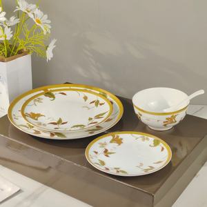 Ensemble de 5 assiettes et cuillères en porcelaine osseuse à motif floral doré nordique - Product Image 3