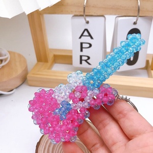 พวงกุญแจพลาสติกสำหรับเด็ก อุปกรณ์ตกแต่งกระเป๋านักเรียน ลูกปัดอะคริลิกใสทรงเหลี่ยม งานแฮนด์เมดน่ารัก รูปกีตาร์ พวงกุญแจรูปรถ สำหรับคนรักดนตรี - Product Image 6