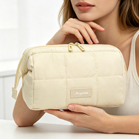Tas Kosmetik Puffer Quilted dengan Bukaan Lebar, Hadiah untuk Pengiring Pengantin, Ulang Tahun, Natal, Tas Makeup Estetis dengan Banyak Kantong