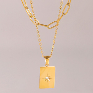 Collier à double chaîne avec pendentif carré en or, serti de diamants en forme d'étoile, design géométrique minimaliste - Product Image 2