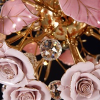 Nouveau lustre floral en céramique fait main 2025 avec cadre métallique - Lustre artistique en céramique disponible en plusieurs options de couleur