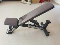 Banc de musculation multifonctionnel pliable et réglable en acier de haute qualité, durable pour la maison/la salle de sport, pour l'haltérophilie et les développés couchés