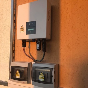 Onduleur solaire monophasé Foxess S3000 avec stockage d'énergie et MPPT unique pour panneaux photovoltaïques - Product Image 4