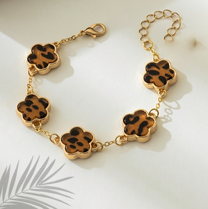 Braccialetti Trendy con Quadrifoglio Portafortuna per Donne e Ragazze, Gioielli Floreali Romantici per Feste, Compleanni e Uso Quotidiano - Product Image 2