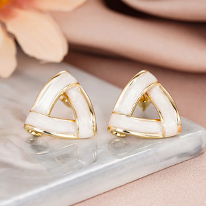 Orecchini a triangolo per donna, accessori per le orecchie colorati e semplici da indossare tutti i giorni - Product Image 6