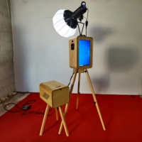 Photomaton en bois double face, style rétro campagnard, style national. Achetez une machine avec des accessoires pour photomaton.