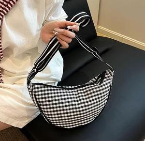 Bolso Bandolera de Media Luna a la Moda para Mujer, con Logotipo Personalizado, Rayas de Nailon y Cierre de Cremallera - Product Image 5