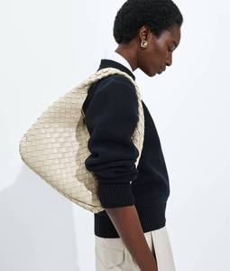 Bolso de Mano Bottega BV Travel Campana Clutch Archival Silhouette, en Cuero Genuino Intrecciato, con Cierre Abierto, de Lujo Veneta - Product Image 2