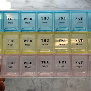 กล่องยาพกพาแบบขายส่ง 7 วัน 21 ช่อง สำหรับจัดเก็บวิตามิน น้ำมันปลา เหมาะสำหรับการเดินทาง ทำจากพลาสติก - Product Image 1