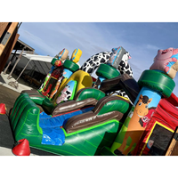 Château gonflable commercial sur le thème de la ferme avec toboggan et parcours d'obstacles animaux, combo structure de jeu et trampoline pour fête d'enfants