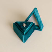 Boîte à bijoux en velours de taille personnalisée boîte à bagues en velours triangle souvenir boîte à bagues à bijoux de présentation de proposition de mariage à fente unique