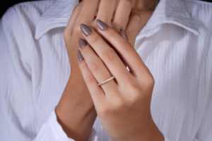 Magnifique alliance de mariage en or 14 carats pavée de moissanite pour femme, élégante bague fine éternité, cadeau de bijoux raffinés pour anniversaire ou mariage - Product Image 2