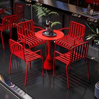 Ensemble table et chaises modernes en bois massif et métal, idéal pour les espaces extérieurs de petites cafés, salons de thé et cours, balcons.