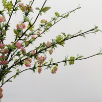 Kunstgras met decoraties, kleine kunstbloemenbollen, sneeuwwilgen, veelkleurige lange bloemen takken, bloemstukken