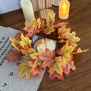 Guirnalda de hojas de arce artificiales de 30 cm, decoración redonda de flores de seda para el hogar en Acción de Gracias, decoración de ventanas de otoño - Product Image 1