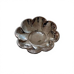 Bol en métal à motif floral, finition polie, fait main, pour servir les aliments, utilisation en fête, bols décoratifs, présentation de fruits, décoration moderne pour la maison - Product Image 1