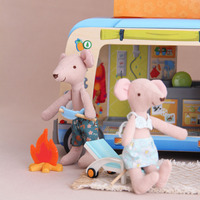 Ensemble de poupées souris en peluche douces faites à la main, style plage d'été, avec maillot de bain au crochet, jupe florale et short de bain, cadeau