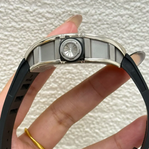 Reloj mecánico para hombre más vendido en 2026 con caja en forma de barril hecha de titanio de alta calidad, esfera hueca y correa de caucho - Product Image 4