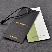 Étiquettes suspendues en papier personnalisées avec logo estampé or sur fond noir mat, pour vêtements, chaussures, sacs